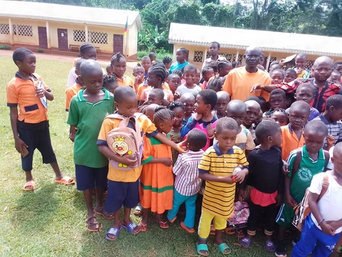 Enfants chantant en langue