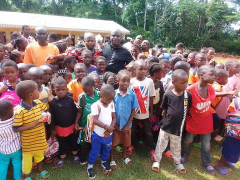 Enfants prêts pour le défilé journée mondiale de la langue maternelle